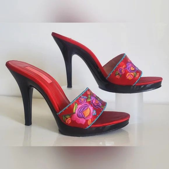 Betsey Johnson Janika Heels Mules Sandals Red Satin Embroidered Floral Size 7.5 - Picture 10 of 14